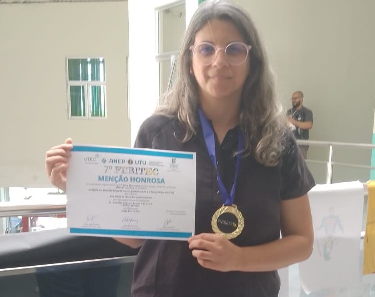 Ana María da Silva, estudiante de Biotecnología de Tacuarembó, fue premiada en Feria Binacional de Tecnología
