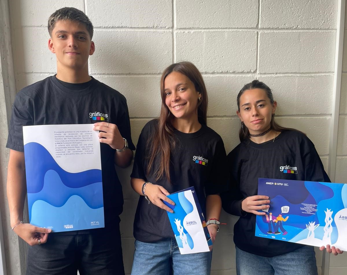 Julia Langon, Avril López y Nahuel Velazco, en el día de hoy, presentando su proyecto en el Lanzamiento del «Nodo de Innovación Nº 3»