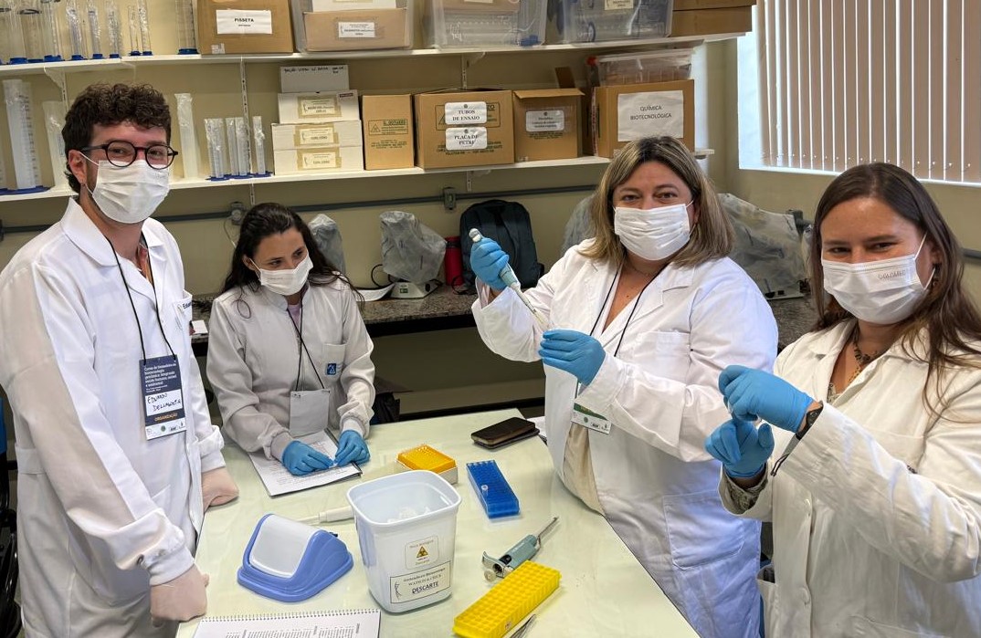 Coordinadora Nacional del Tecnólogo en Biotecnología participó en el «Curso Internacional de Biomodelos en Biotecnología Genómica» en Brasil