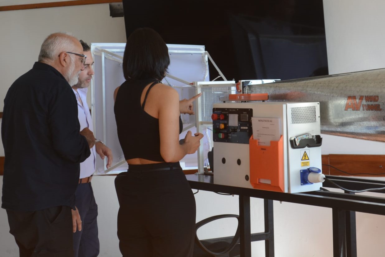 Con un prototipo de túnel de viento y un prediseño de una compuerta para el combate de incendios, egresaron los cuatro primeros Ingenieros Tecnológicos Aeronáuticos de UTU de 2026