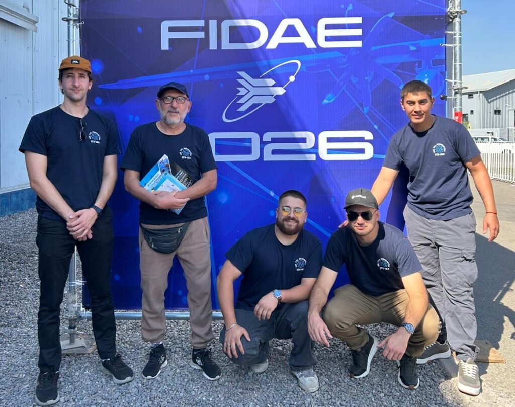 Estudiantes de Aeronáutica concurrieron a la Feria Internacional del Aire y del Espacio en Chile, donde expusieron 35 países