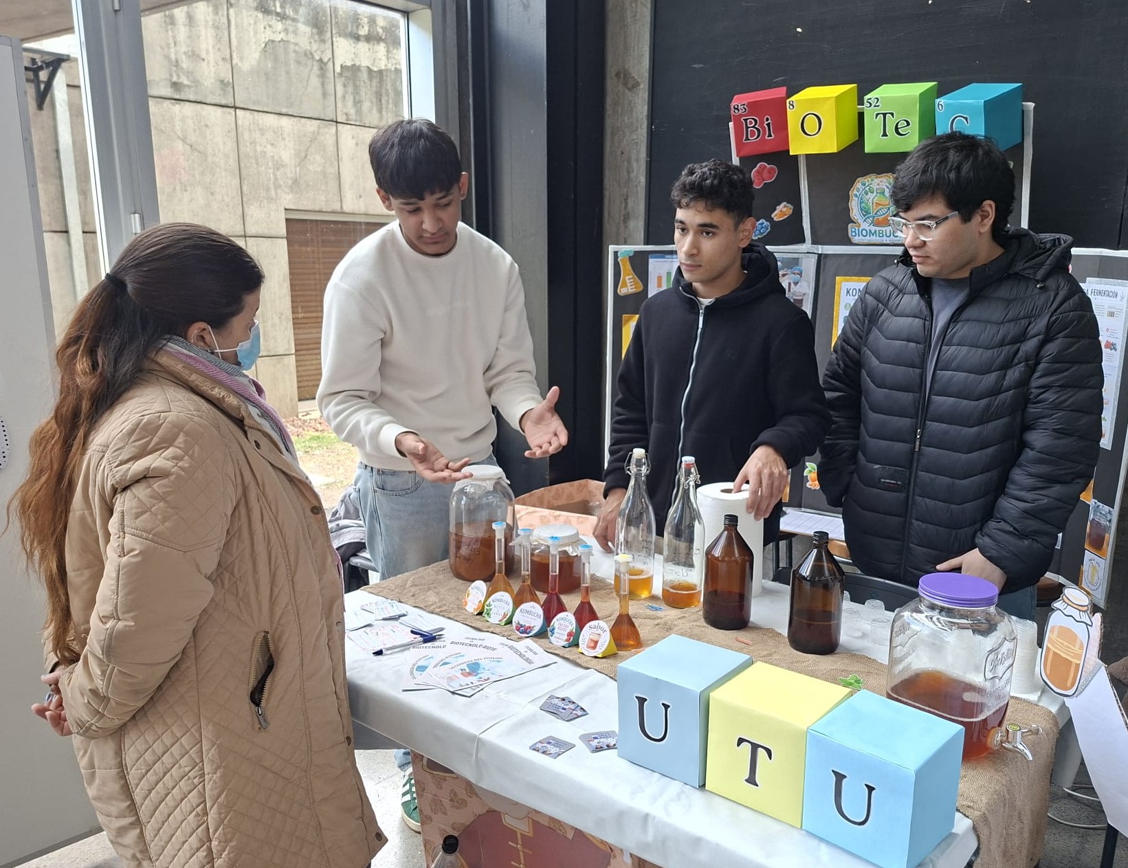 Kombucha con sabor a cítricos: estudiantes de Biotecnología de Salto presentaron la original bebida en una feria científica de su departamento