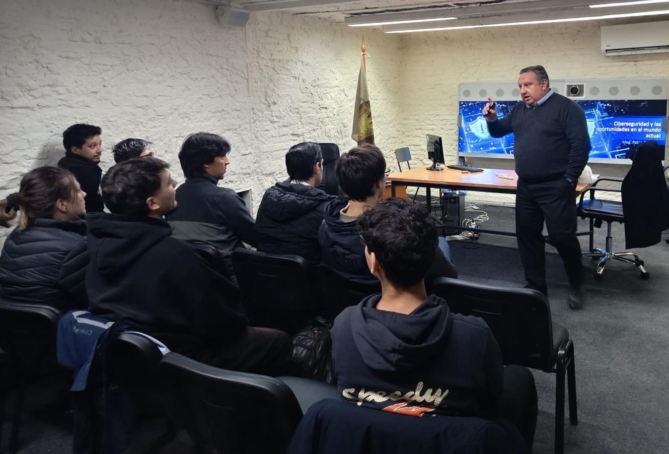 Estudiantes de Ciberseguridad recibieron a destacado referente del área quien presentó oportunidades y desafíos del campo laboral actual