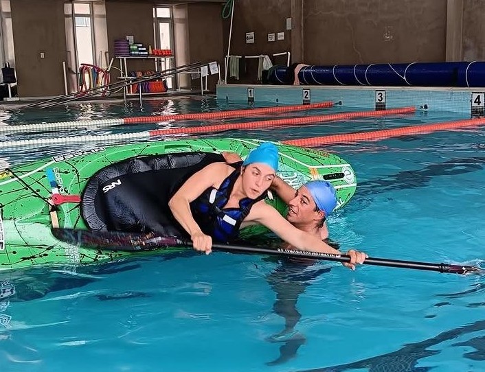 Estudiantes de Deportes Náuticos de Arrayanes realizan Taller de Seguridad Náutica en Piscina Municipal de Piriápolis